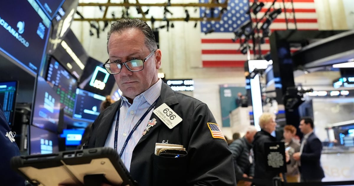us.-stocks-rise-after-oil-prices-fall-and-pressure-from-the-bond-market-eases