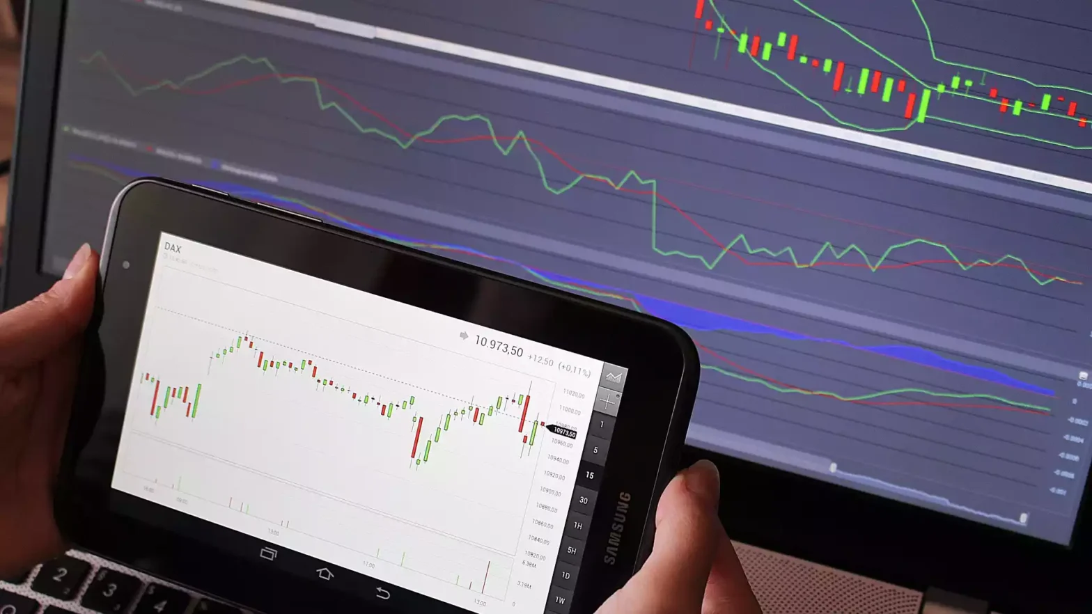 comstock-resources-stock-edges-lower-as-new-analyst-coverage-highlights-valuation-gap
