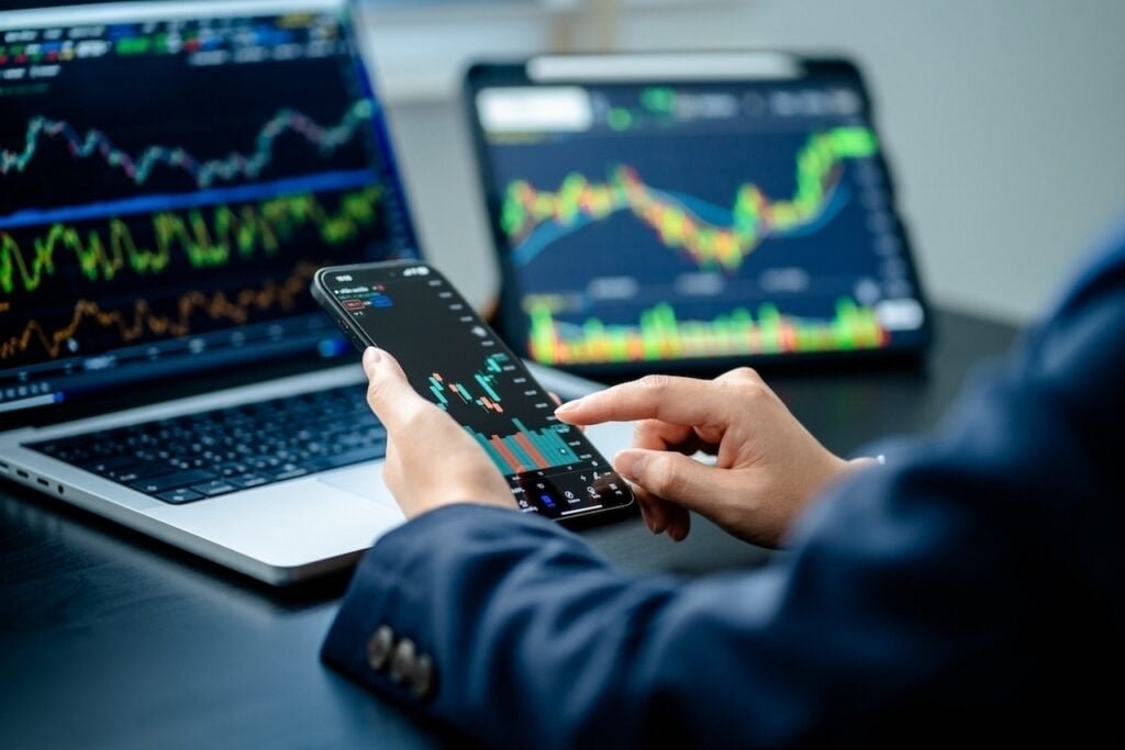 nasdaq-100-rallies,-intel-soars-14%:-stock-market-today