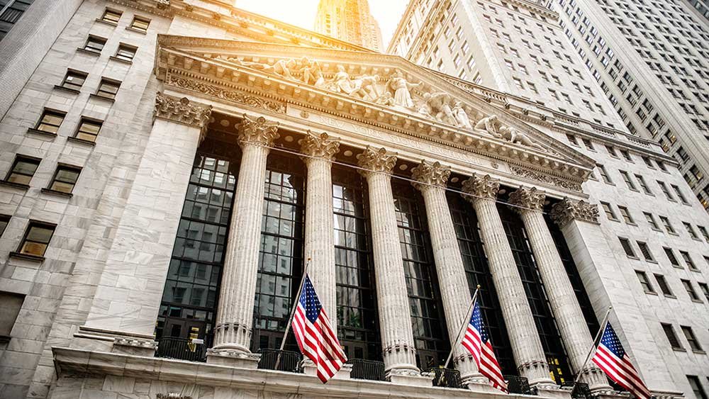 nasdaq-scores-record-as-oil-eases;-apple-tests-buy-point