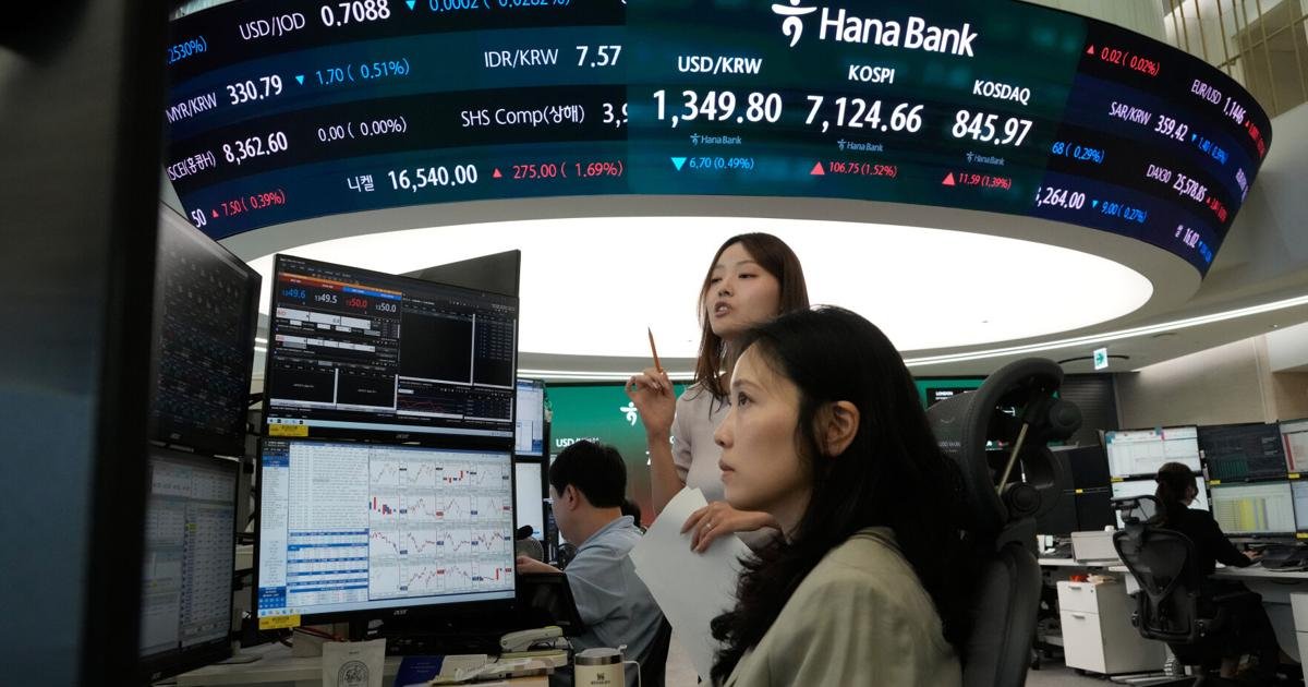 us-stocks-drift-near-their-all-time-high-as-crude-oil-prices-turn-higher