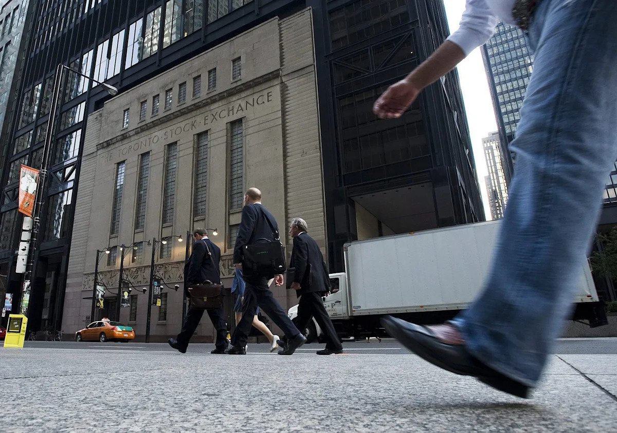 s&p/tsx-composite-down-more-than-400-points,-us.-stock-markets-also-lower
