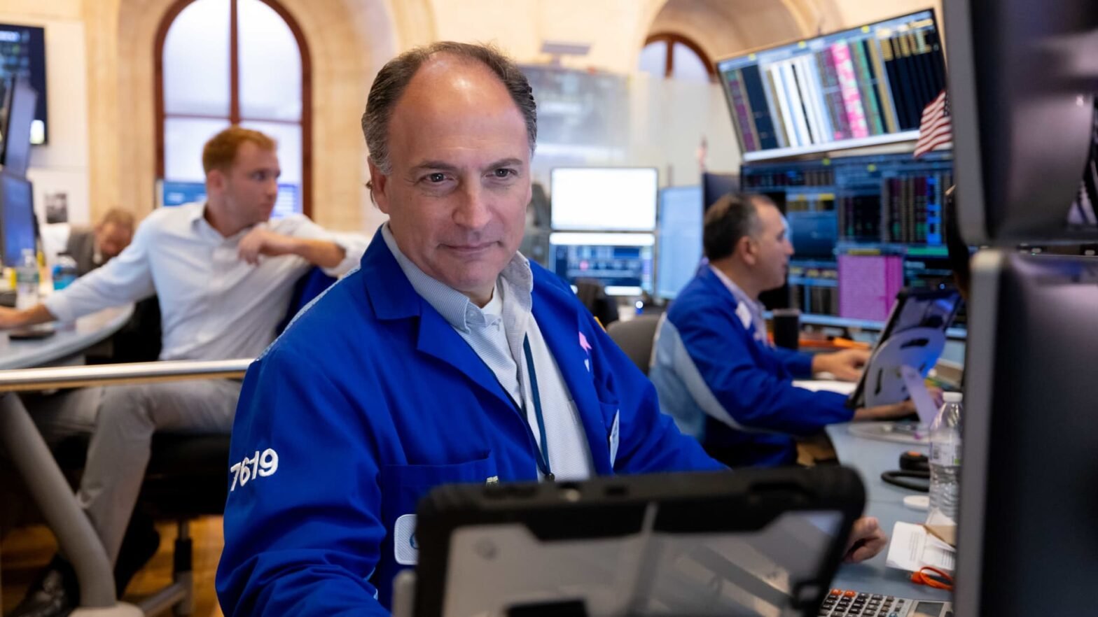 stock-futures-are-little-changed-as-dow-heads-for-fourth-straight-losing-week:-live-updates
