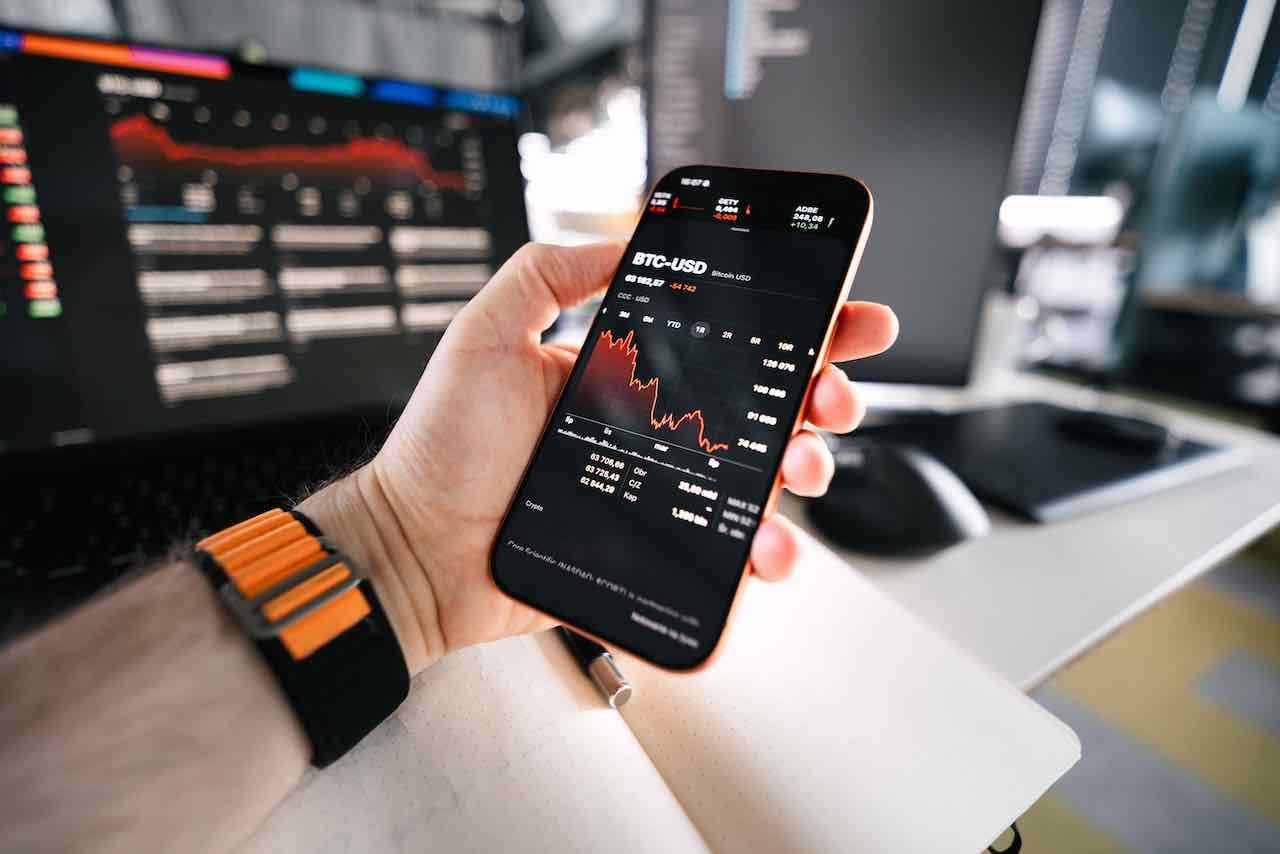 how-mobile-trading-apps-have-democratized-access-to-the-indian-stock-market-for-retail-investors 