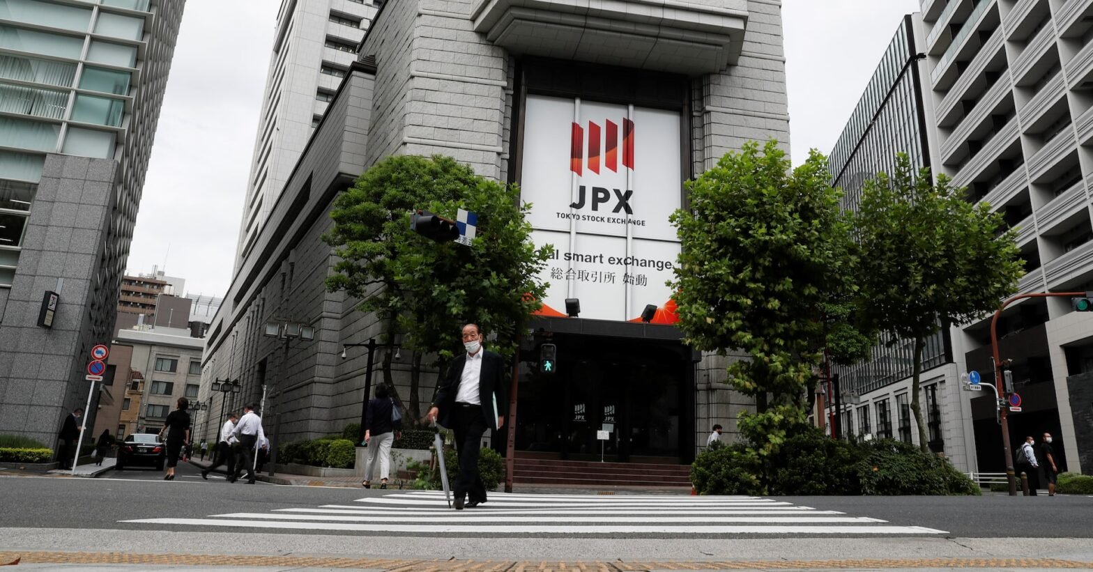 stocks-wobble-as-bonds-slump-to-monthly-loss