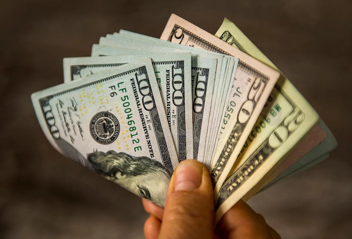 meet-wall-street’s-greatest-dividend-stock:-a-company-paying-dividends-for-over-200-years-that-99%-of-investors-have-no-clue-exists