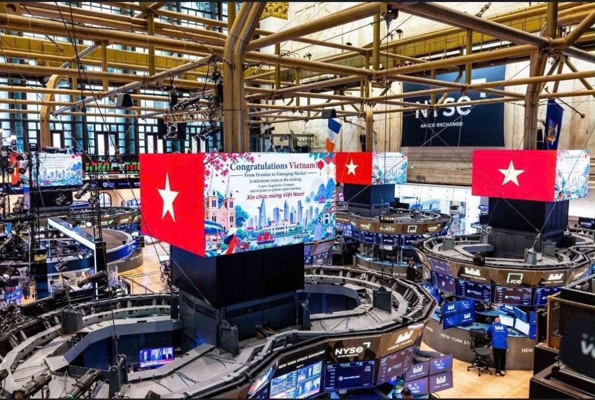 Images of Vietnam’s national flag and messages congratulating Vietnam on its upgrade to Secondary Emerging Market status are displayed on large screens at the New York Stock Exchange (NYSE). (Photo: baochinhphu.vn)
