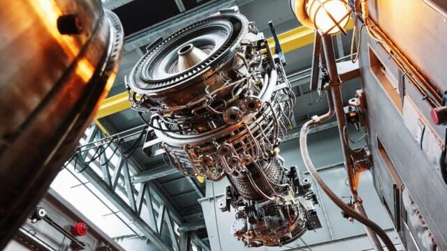 Installation of a gas turbine engine to generate electricity after repair and maintenance
