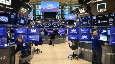 Wall Street stocks fall as oil prices rise and inflation fears grow.  (Photo by Michael M. Santiago / GETTY IMAGES NORTH AMERICA / Getty Images via AFP) (Getty Images via AFP)