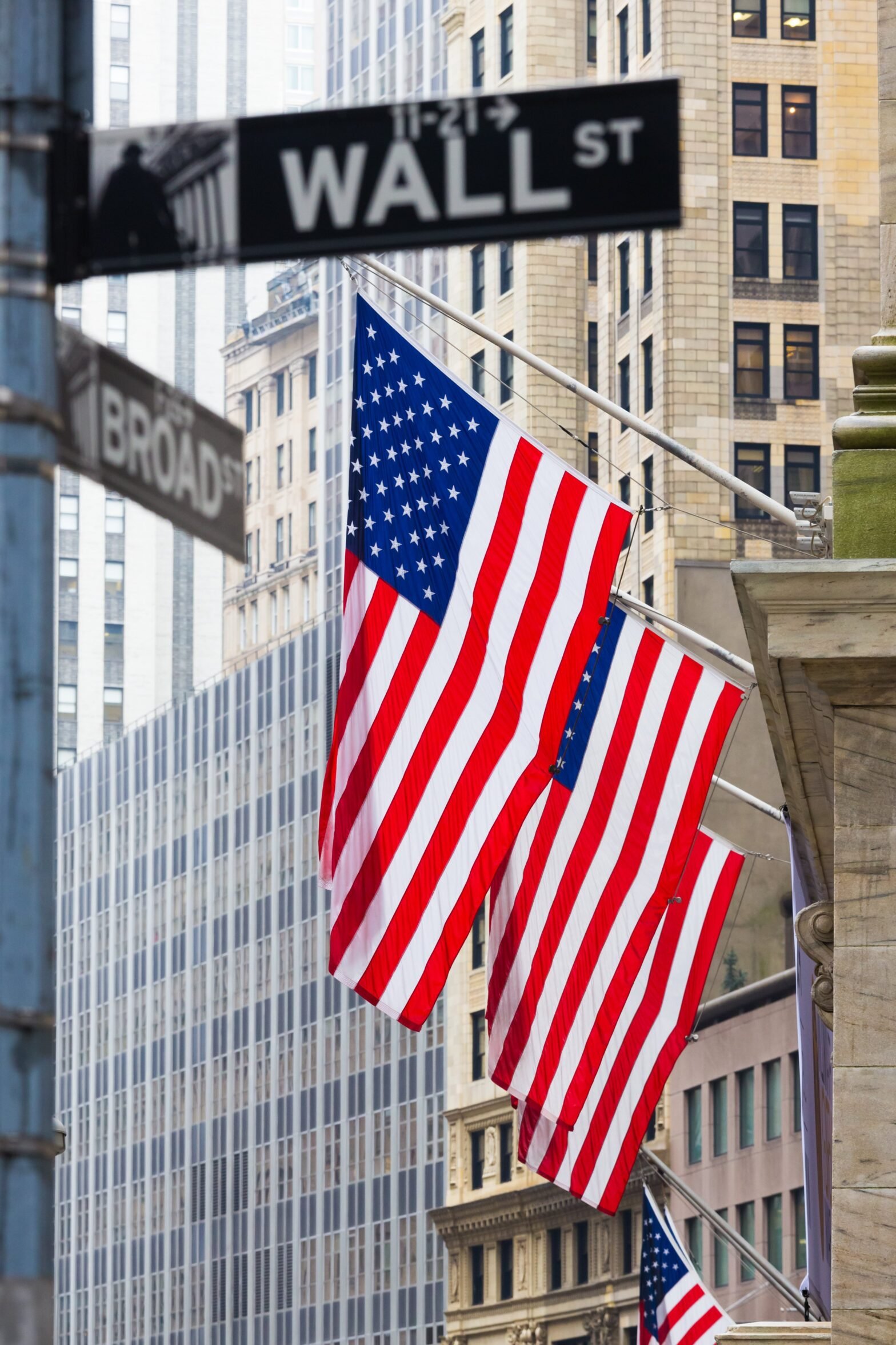 here-are-friday’s-top-wall-street-analyst-research-calls:-abbott-laboratories,-airbnb,-cerebras-systems,-coinbase-global,-edison-international,-northrop-grumman,-pershing-square,-robinhood-markets,-and-more
