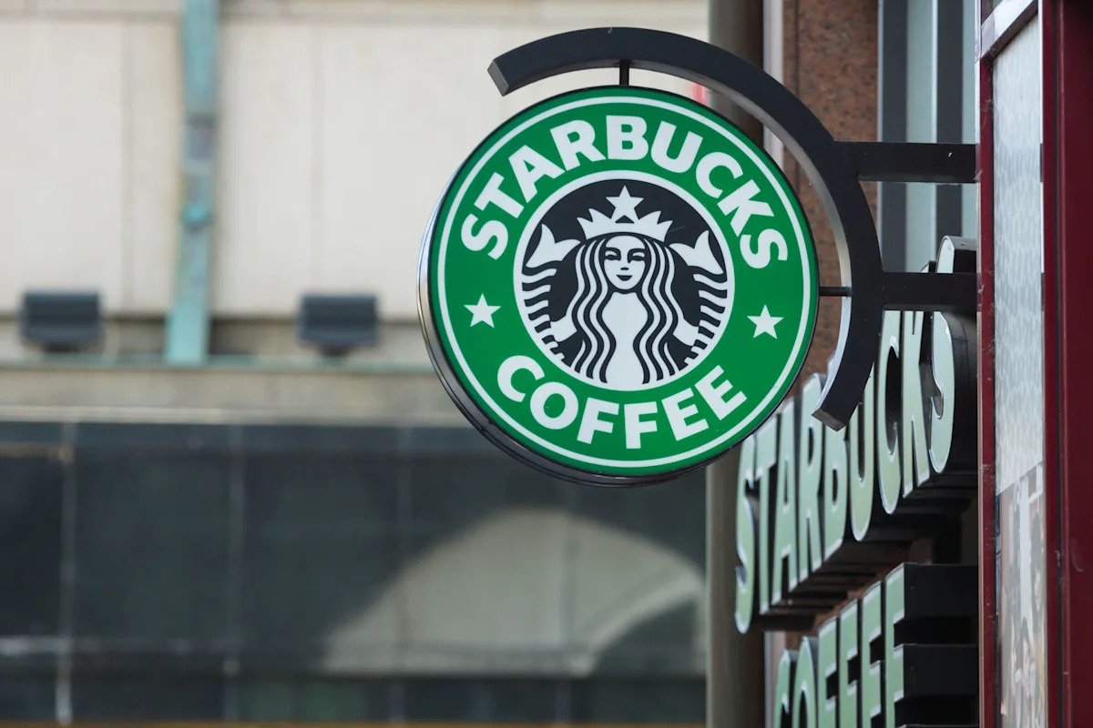 is-starbucks-(sbux)-a-bad-investment-until-the-turnaround-shows-up?