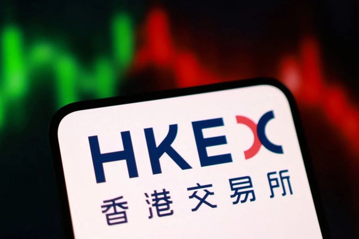 hong-kong-stocks-tick-down-in-thin-trade-as-property,-financials-drag