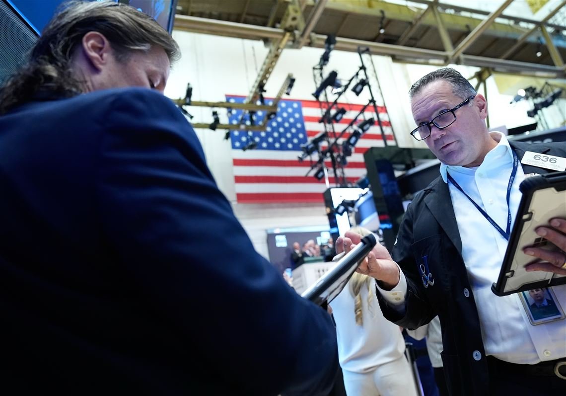 us.-stocks-hold-near-their-records-after-oil-prices-swing-lower