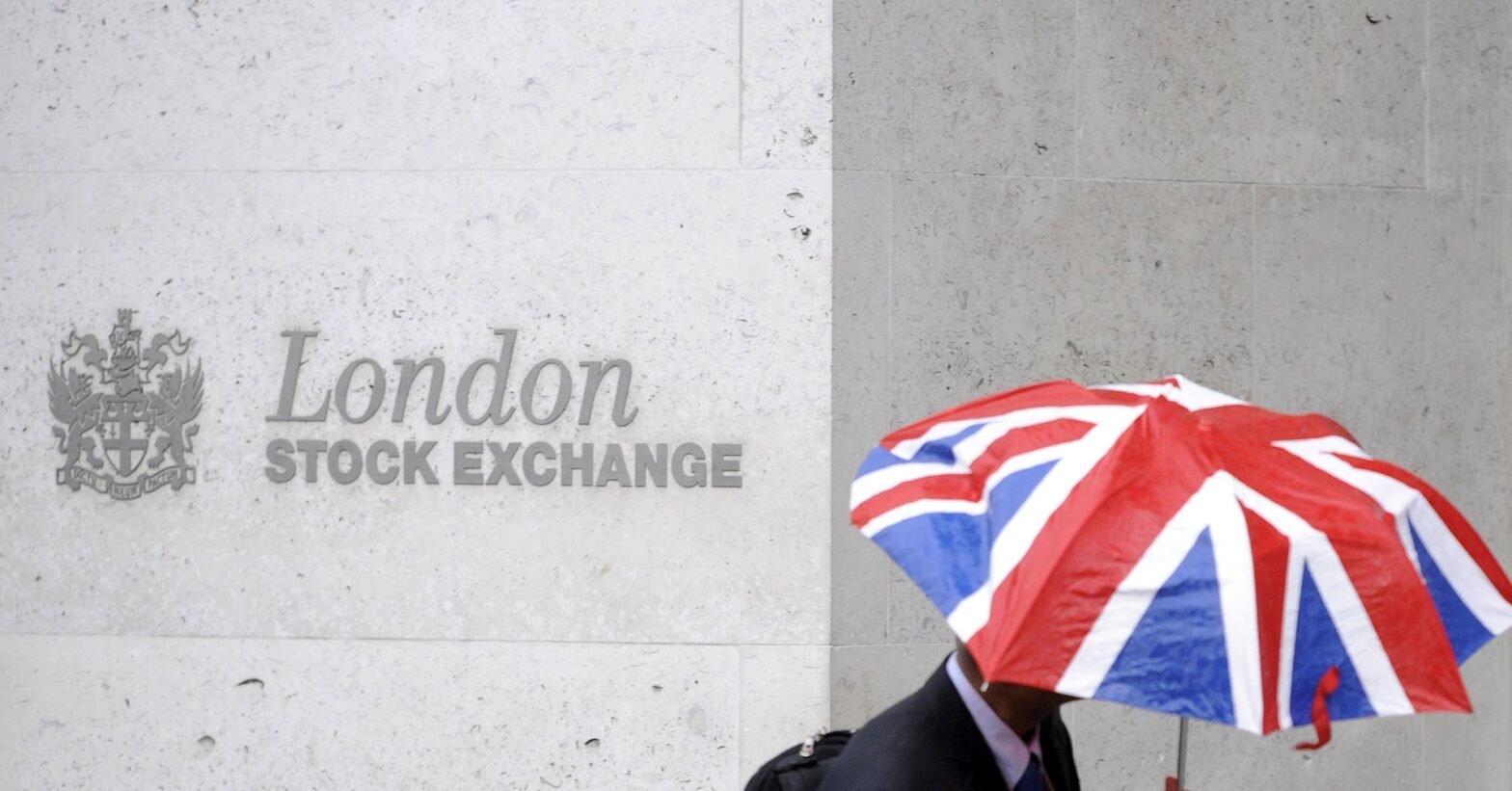 banks-lead-ftse-100-lower-as-gilt-yields,-oil-prices-climb