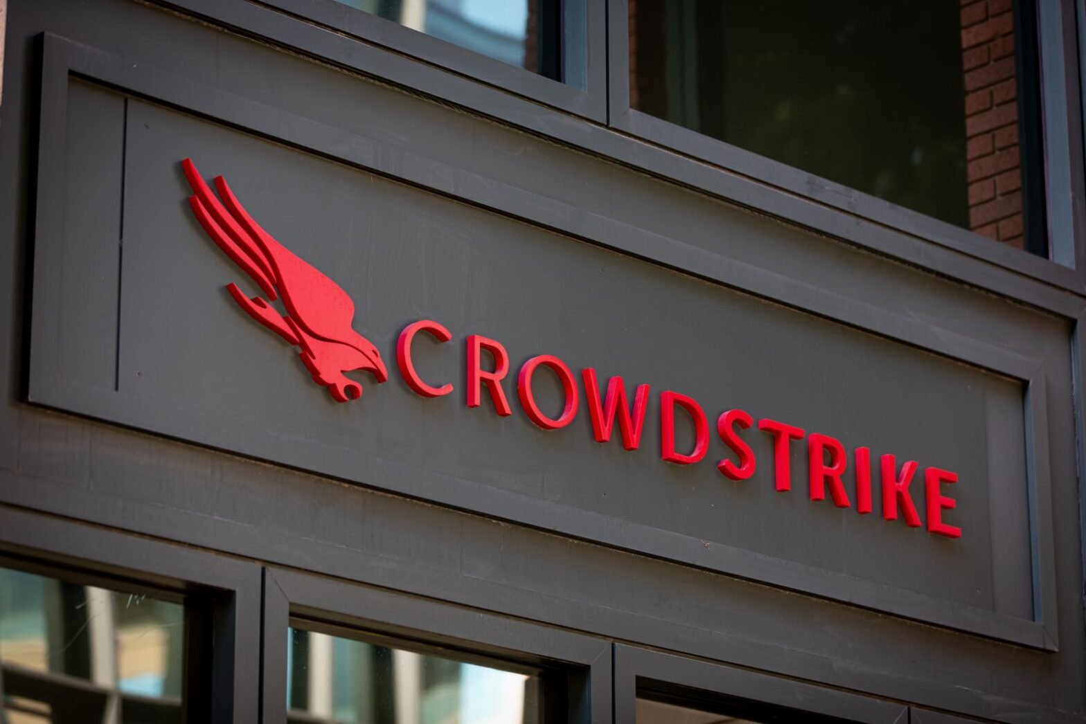 3-reasons-why-i’m-positive-on-crowdstrike-stock:-market-share-gains,-swelling-arr,-and-cash-flow-upside