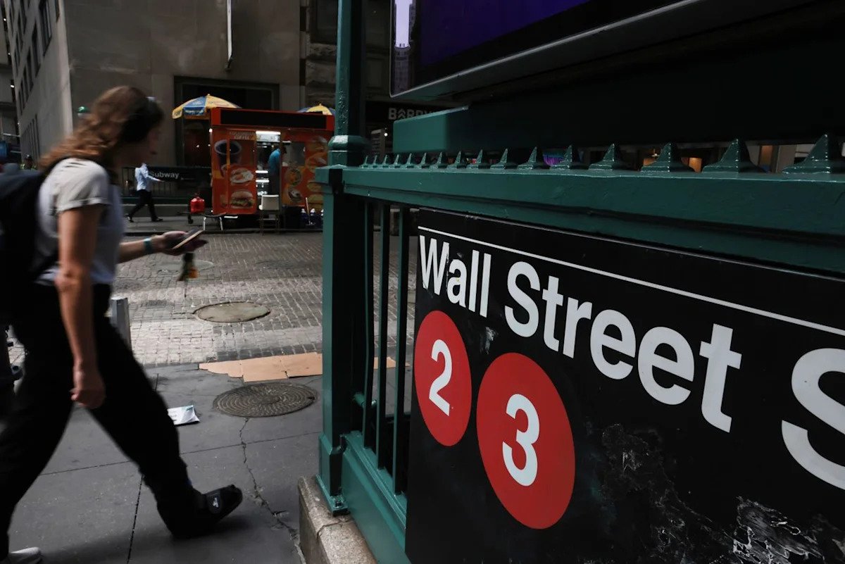 dow,-s&p-500,-nasdaq-futures-mixed-as-long-term-yields-pull-back-from-multi-decade-highs:-apld,-bull,-wolf,-nlst-in-focus