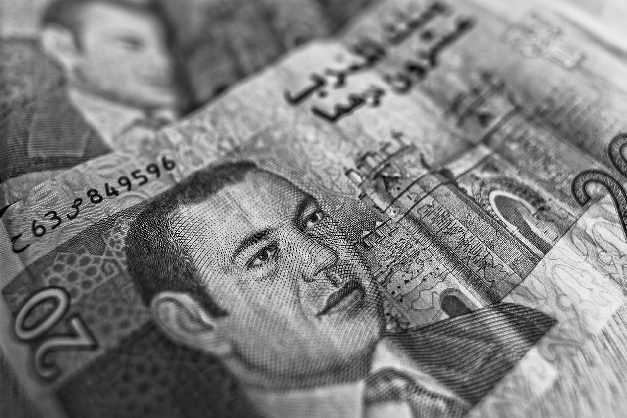 morocco’s-dirham-weakens-against-euro-and-dollar,-stock-market-drops-4.2%