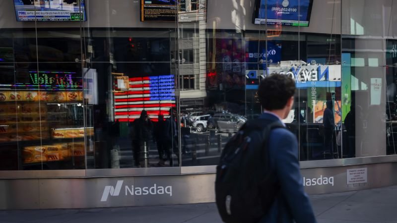 global-tech-selloff-deepens-as-enthusiasm-for-ai-stocks-wobbles