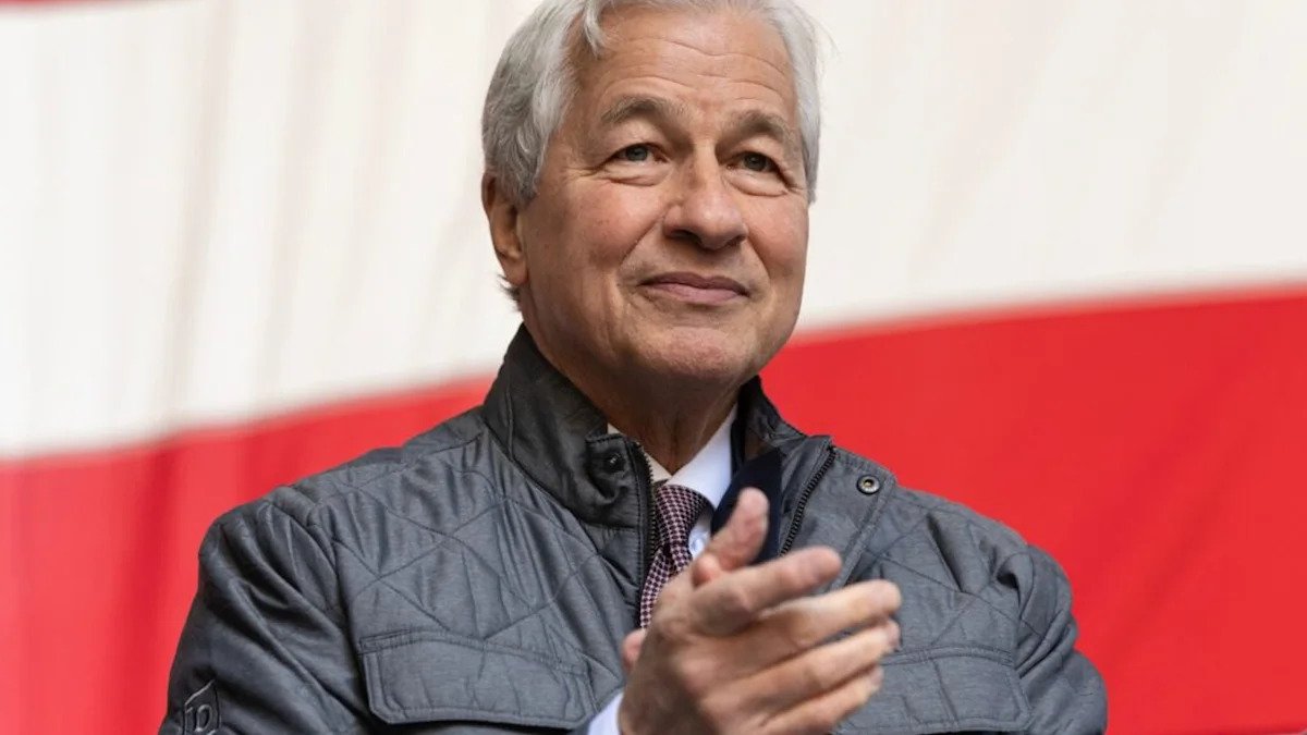 jamie-dimon-sees-‘higher-chance’-of-market-trouble-than-wall-street-does-—-‘that-is-not-a-prediction,’-but-jpmorgan-is-preparing-for-the-risk
