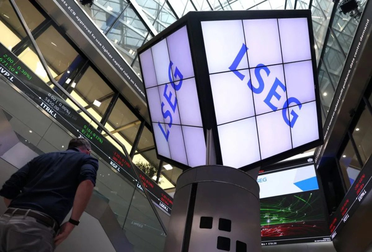 uk-stocks-set-for-weekly-gains-as-investors-seek-shelter-in-defensive-sectors