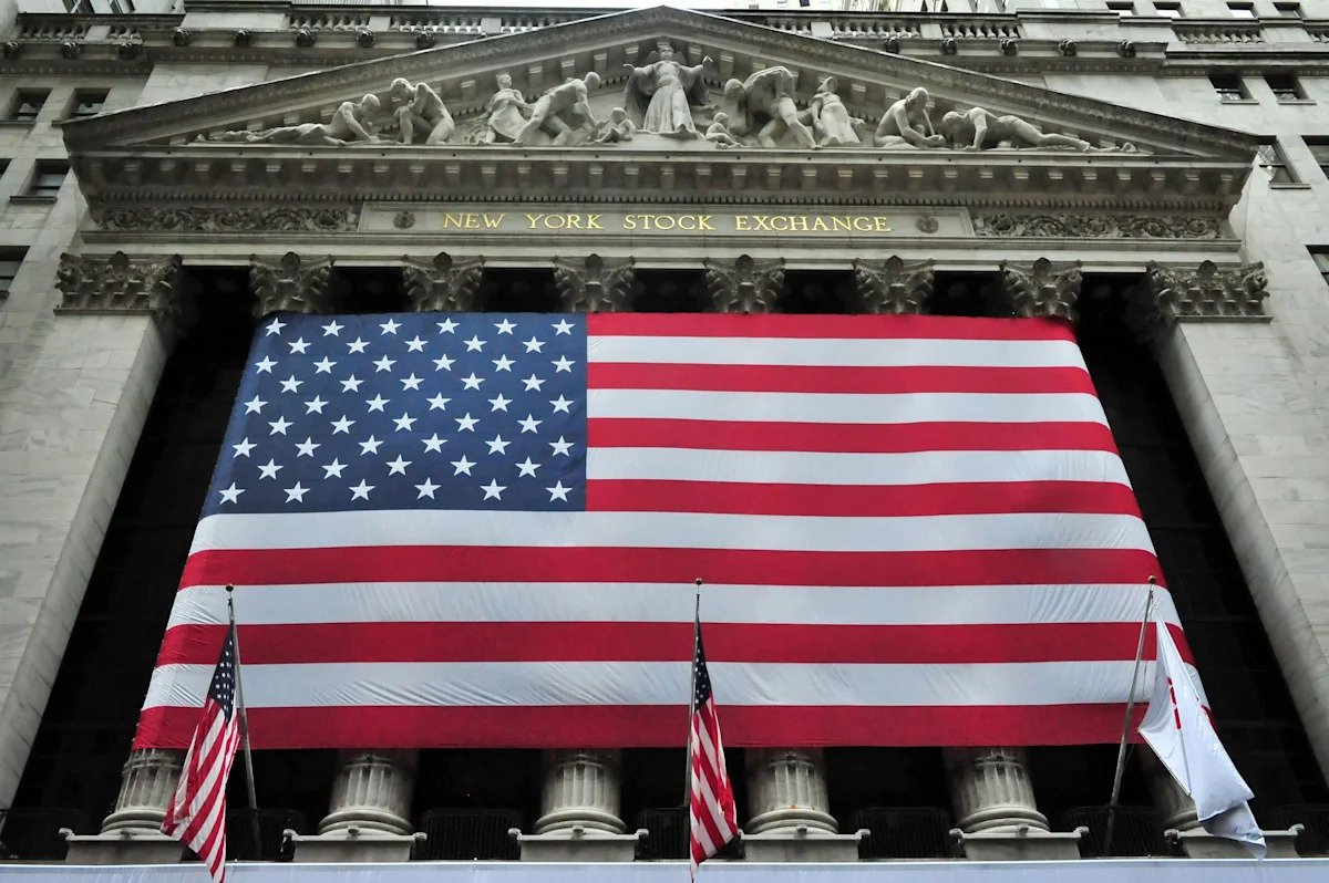 general-american-investors-ceo-priest-buys-nearly-$100k-in-preferred-stock.-should-investors-be-paying-attention?