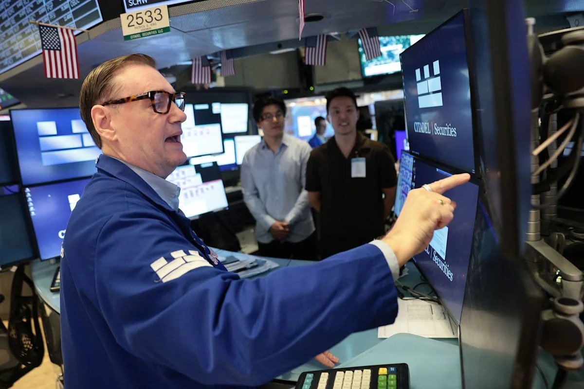 nasdaq-100-records-worst-week-in-18-months-as-investors-steer-clear-of-chipmakers-—-aapl,-mstr,-uber,-soxx-in-focus