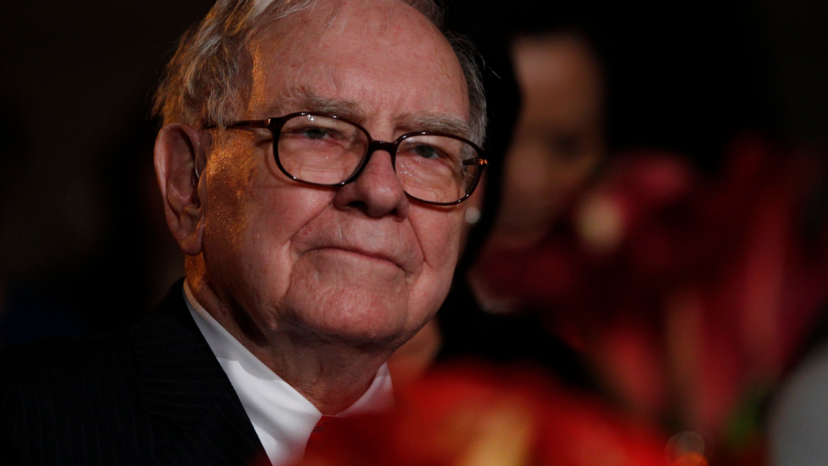 warren-buffett,-billionaire-investor:-“a-stock-market-crash-could-be-coming,-but-one-smart-move-could-protect-investors”