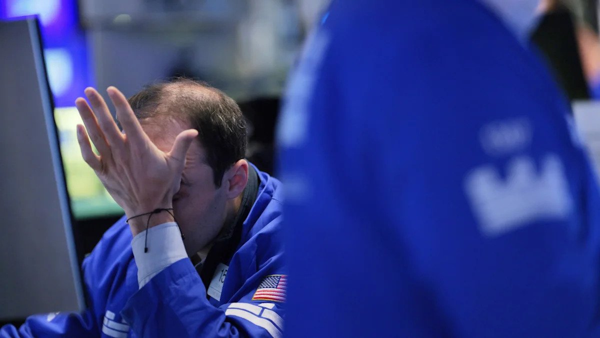 why-peter-schiff-says-a-stock-market-crash-could-happen-before-2026-midterm-elections