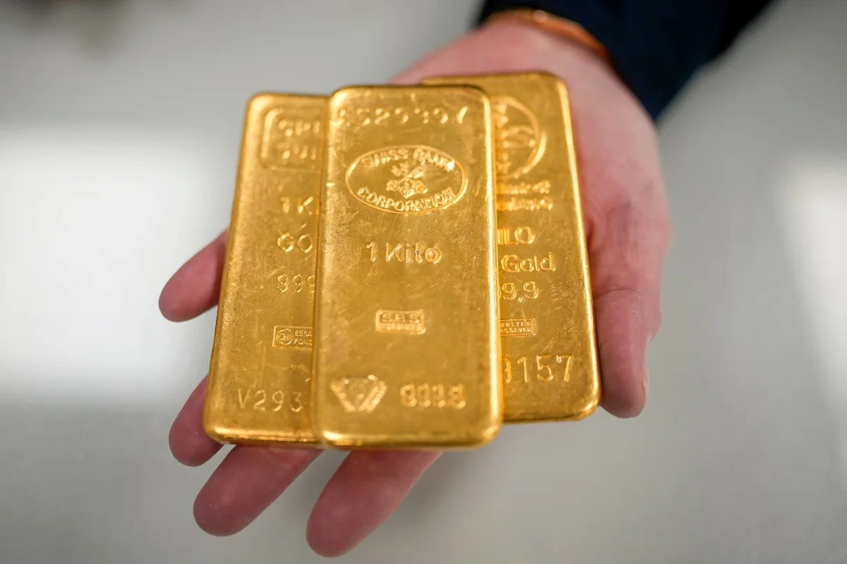 gold-prices-break-$4,000-as-investors-brace-for-crucial-test
