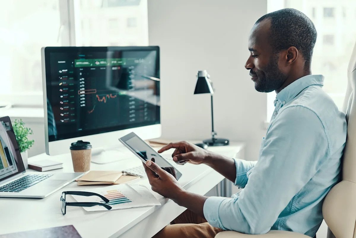 investors-are-worried-about-too-much-ai-spending-they’re-not-wrong,-but-it’s-paying-off-for-these-2-tech-stocks.