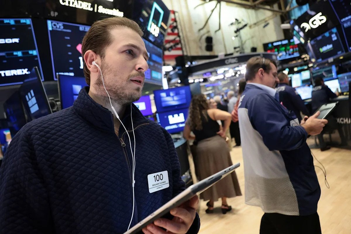 s&p-500,-nasdaq-futures-dip-as-weaker-than-expected-alphabet-earnings-reignite-ai-spending-worries-—-googl,-msft,-orcl,-nvda,-mrvl-in-focus