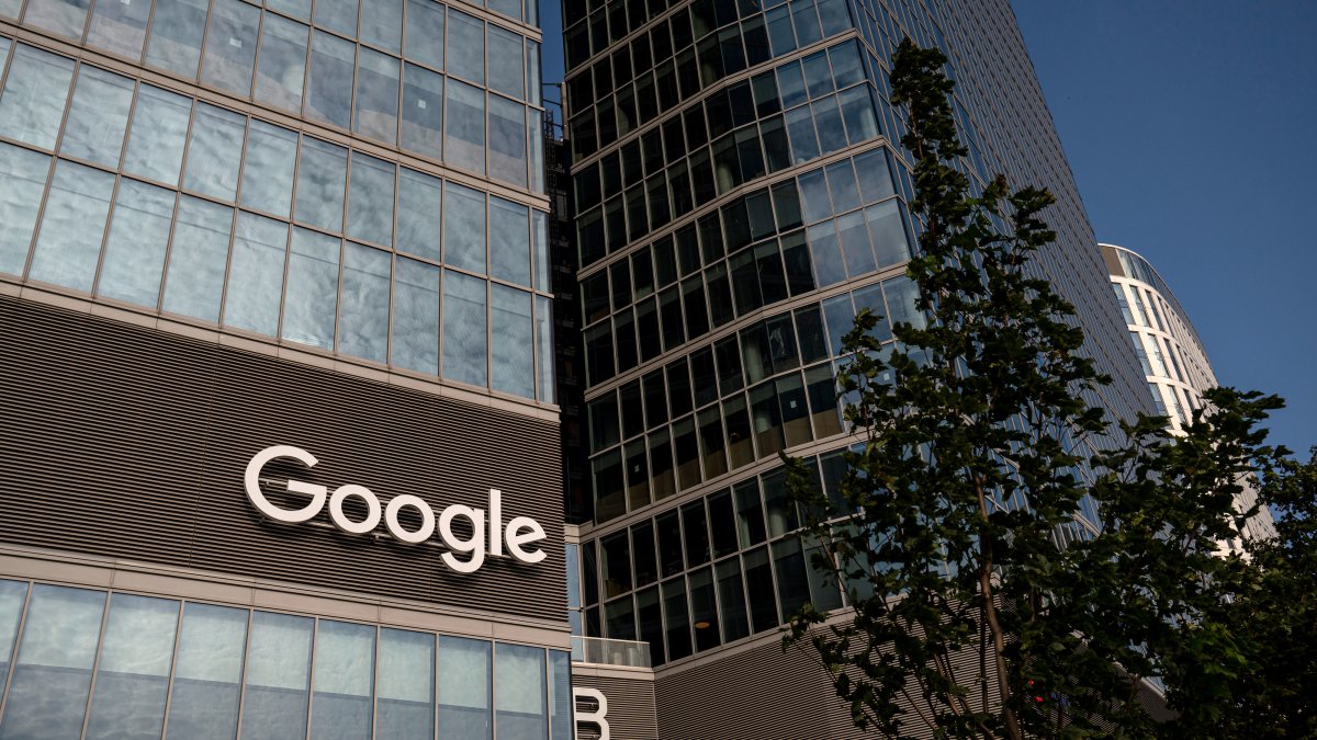 google-parent-alphabet’s-stock-price-plunges,-erasing-more-than-$500-billion-in-value
