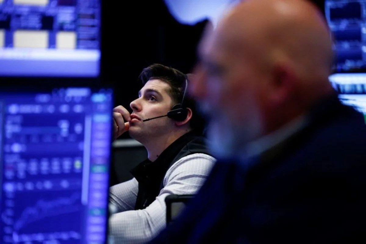 stocks-slump,-bonds-leap-as-ai-giants’-spending-spooks-investors